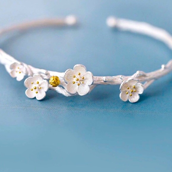 Jewelry - ✨ 925 Sterling Silver Flower Bangle✨